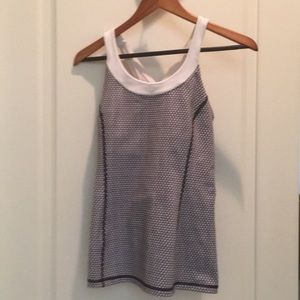 Lululemon enharten criss cross back